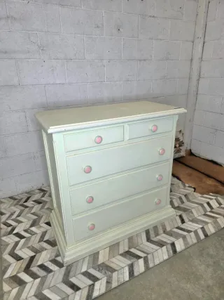 Cómoda decapada blanca y rosa