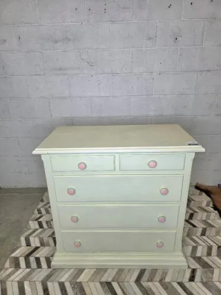 Cómoda decapada blanca y rosa