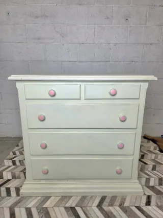Cómoda decapada blanca y rosa