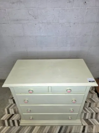 Cómoda decapada blanca y rosa