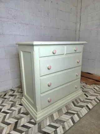 Cómoda decapada blanca y rosa