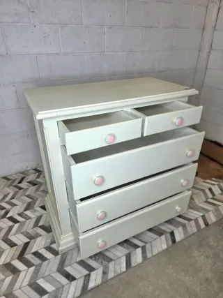 Cómoda decapada blanca y rosa