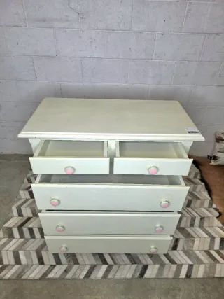 Cómoda decapada blanca y rosa