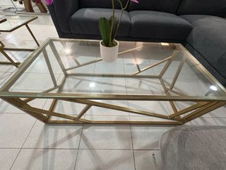 Mesa de centro cristal y base dorada