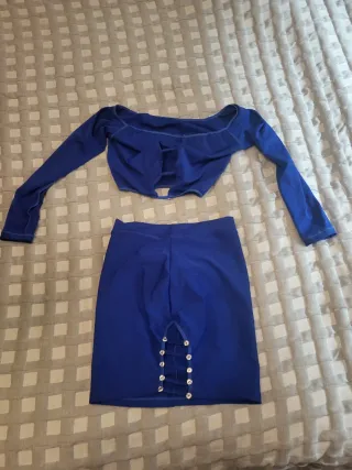 Se venden monos y faldas con top