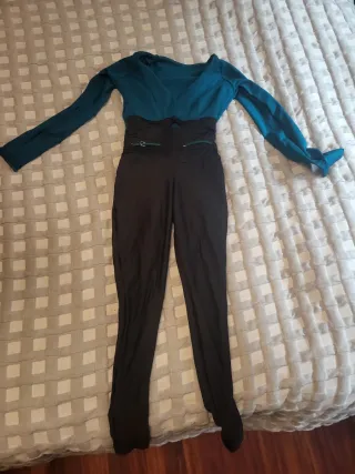 Se venden monos y faldas con top