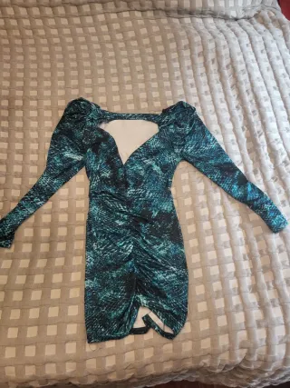 Se venden monos y faldas con top