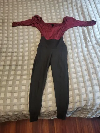 Se venden monos y faldas con top