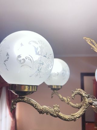 Lámpara de bronce clásica con tulipas de cristal