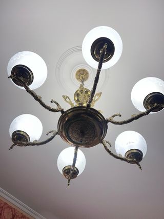 Lámpara de bronce clásica con tulipas de cristal