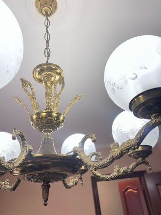 Lámpara de bronce clásica con tulipas de cristal