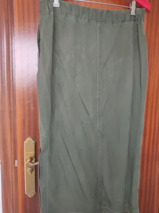 Falda larga verde con aberturas.verano 2025