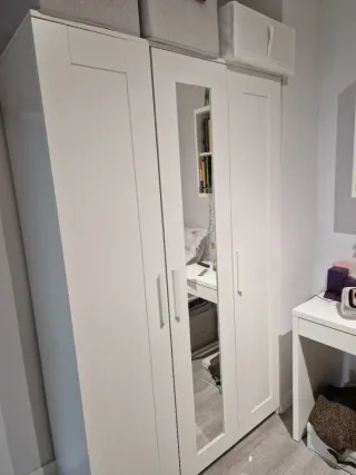 Armario BRIMNES Ikea 3 puertas con espejo y led