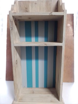 Estantería de madera con rayas azules