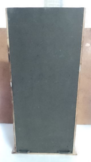 Estantería de madera con rayas azules