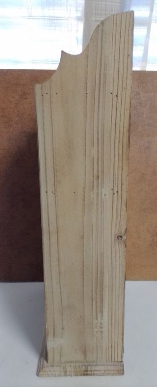 Estantería de madera con rayas azules