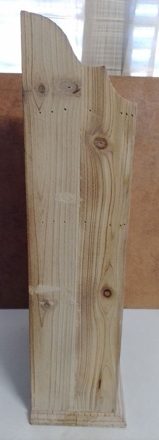 Estantería de madera con rayas azules