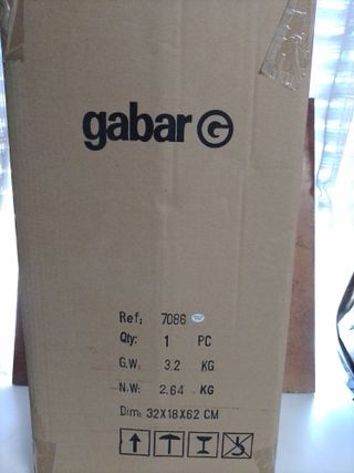 Estantería de madera con rayas azules