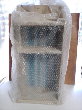 Estantería de madera con rayas azules