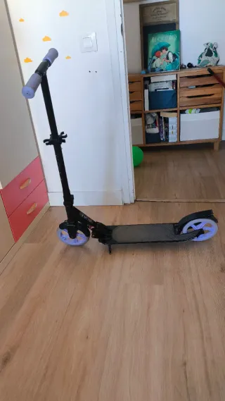 Patinete infantil negro y morado