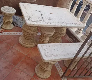 Mesa y banco de jardín de piedra