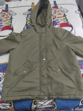 Chaqueta verde con capucha