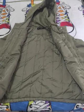 Chaqueta verde con capucha