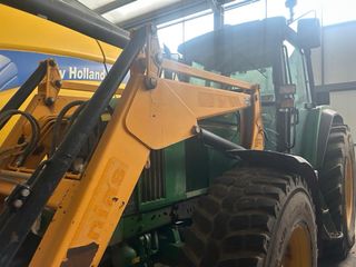 Tractor John Deere 6910 con pala