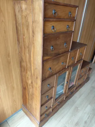 Mueble de madera maciza con vitrina