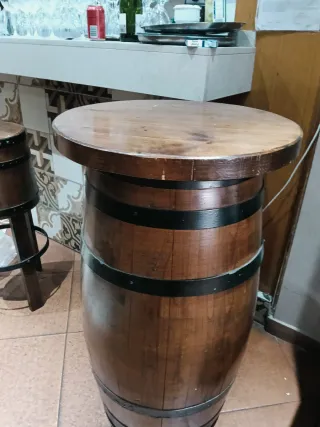 Mesa de bar de madera tipo barrica