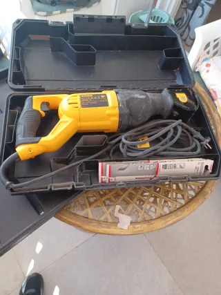 Sierra de sable Dewalt DWE305PK