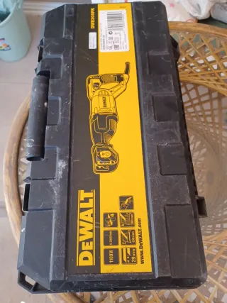 Sierra de sable Dewalt DWE305PK