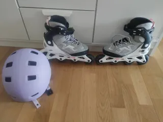 Patines y casco morado para niña.