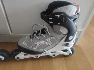 Patines y casco morado para niña.