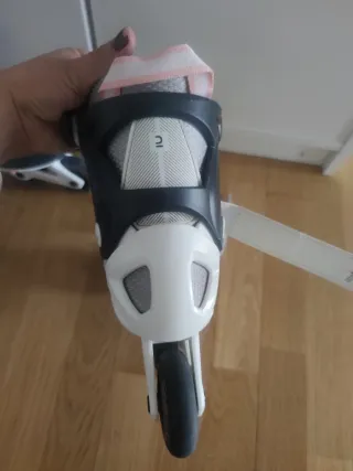 Patines y casco morado para niña.