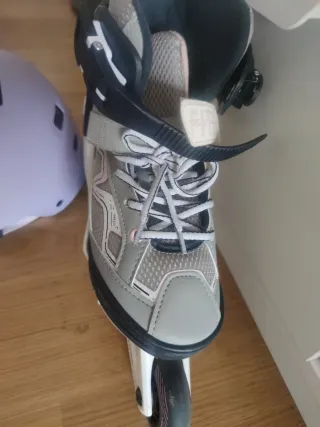 Patines y casco morado para niña.