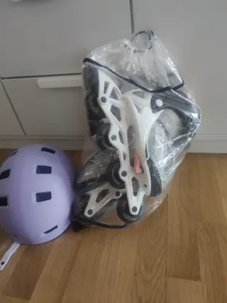Patines y casco morado para niña.