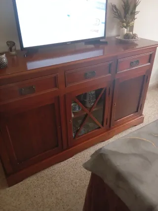 Aparador de madera con puertas y cajones