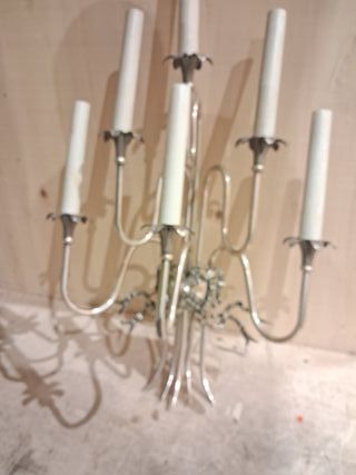 Aplique de pared plateado y blanco