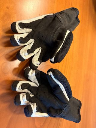 Guantes y rodilleras de hockey Azemad Eclipse.