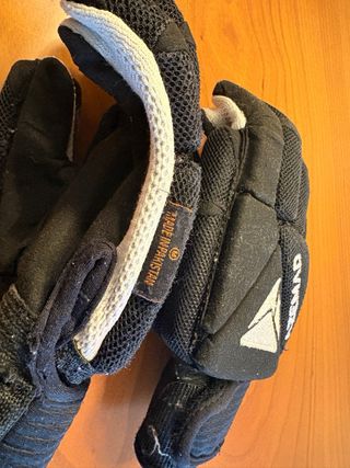 Guantes y rodilleras de hockey Azemad Eclipse.