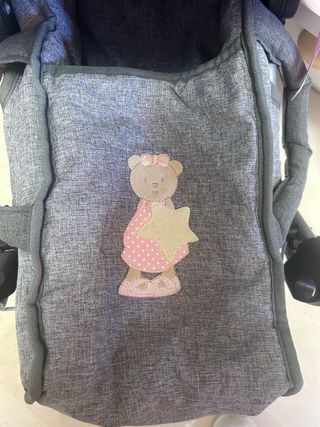 Carro de muñeca gris con lazo