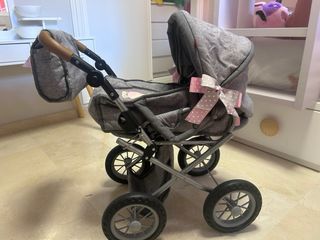 Carro de muñeca gris con lazo