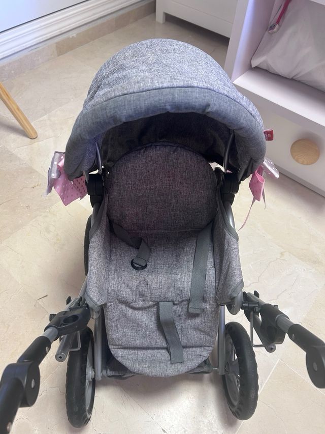 Coche de muñeca gris con lazo