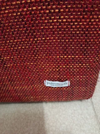 Divano tessuto rosso e rosa