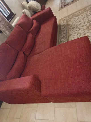 Divano tessuto rosso e rosa