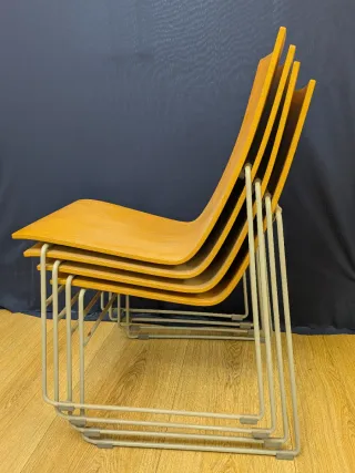 Sedie ergonomiche impilabili in legno e metallo
