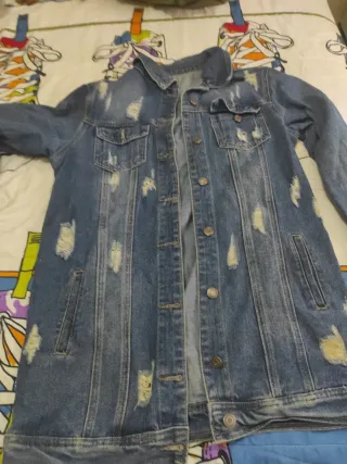 Cazadora vaquera larga desgastada