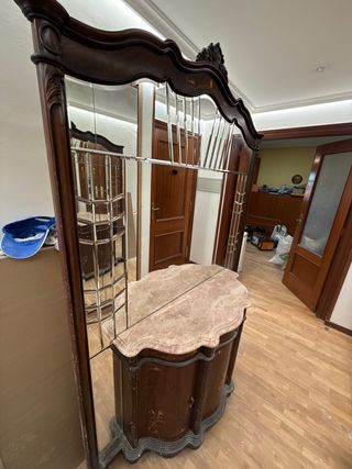 Mobile per ingresso con specchio e marmo