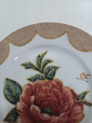 Prato decorativo com flor pintada